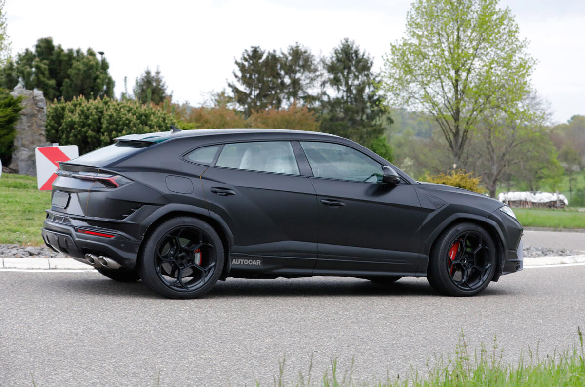 84 Lamborgini Urus side 84 Lamborgini Urus side