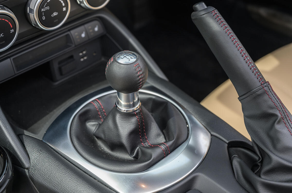 Naturally aspirated group test - Mazda gearstick