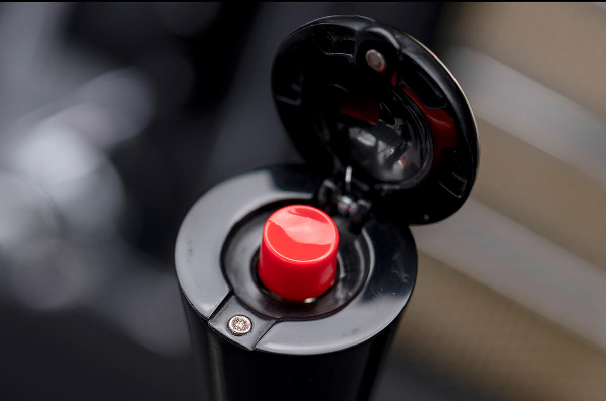 85 Aston Martin DB5 Goldfinger road test 2021 gearstick 85 Aston Martin DB5 Goldfinger road test 2021 gearstick