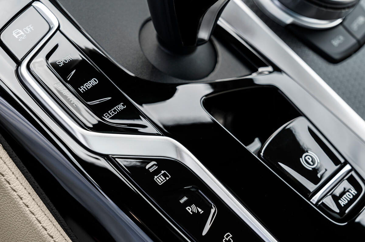 BMW 530e 2020 facelift official images - centre console BMW 530e 2020 facelift official images - centre console