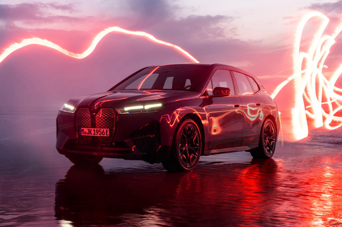 85 BMW iX M60 2022 reveal light paint 85 BMW iX M60 2022 reveal light paint