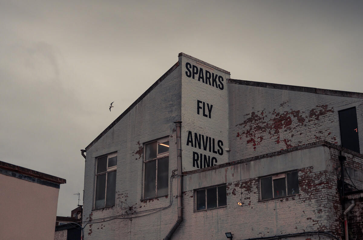 85 Duke of London Autocar visits exterior