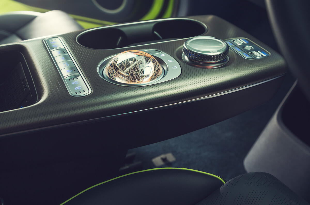 85 Genesis GV60 Autocar studio static centre console