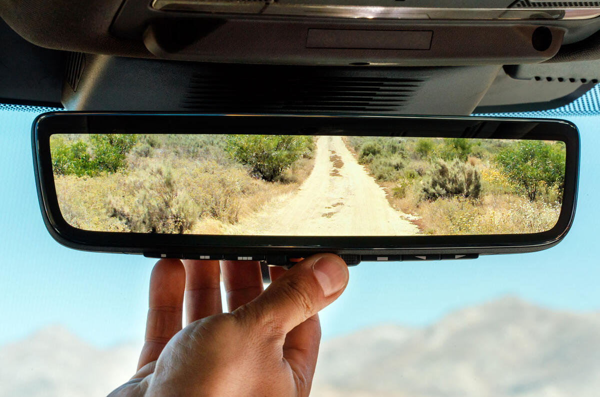 Land Rover Discovery Sport 2019 official reveal - smart rear view mirror