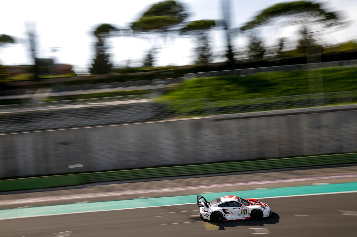 Porsche 911 RSR-19 drive - on track zoom Porsche 911 RSR-19 drive - on track zoom
