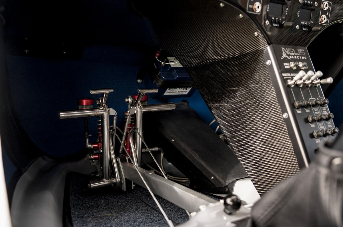 85 Skoda Enyaq vs electric plane 2022 pedals 85 Skoda Enyaq vs electric plane 2022 pedals