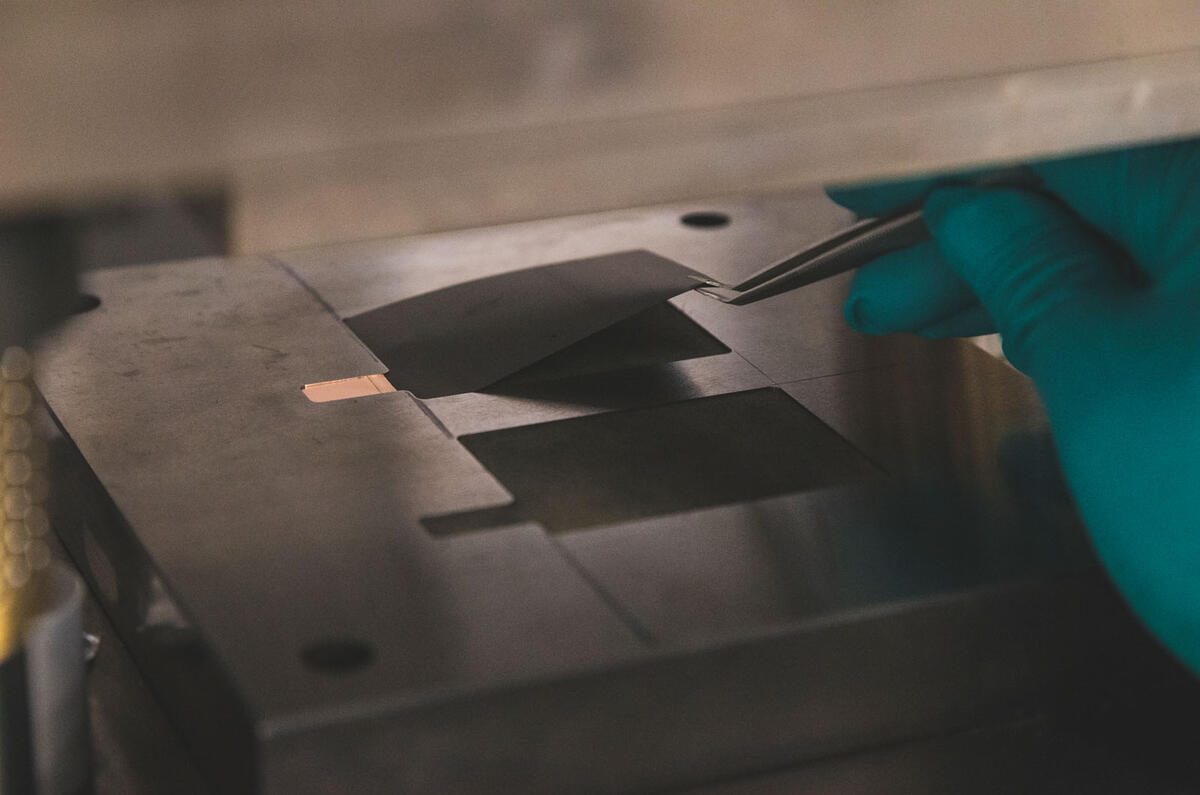 We built a Lithium-ion battery - tweezers