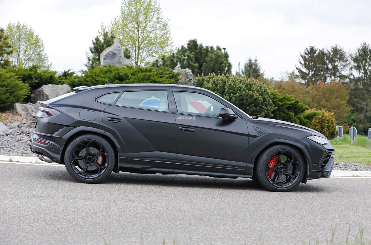 85 Lamborgini Urus side 85 Lamborgini Urus side