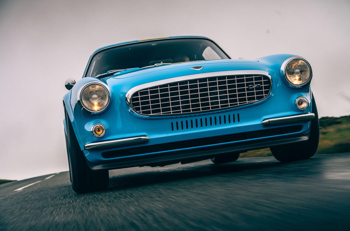Cyan Volvo P1800 drive - on the road nose Cyan Volvo P1800 drive - on the road nose
