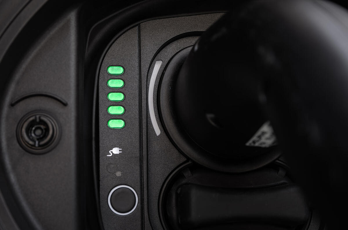 Fiat 500 electric 2020 official press images - battery indicator Fiat 500 electric 2020 official press images - battery indicator