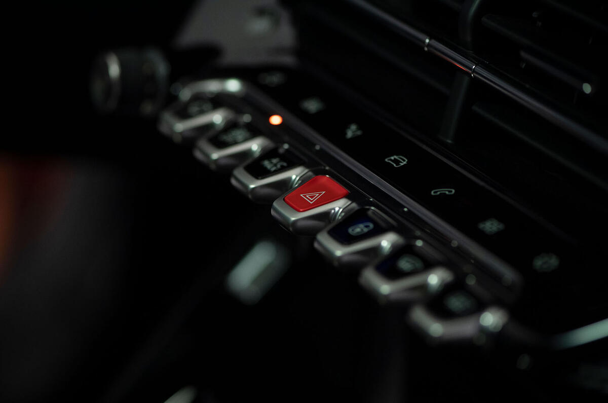 Peugeot e-2008 reveal studio - piano key controls