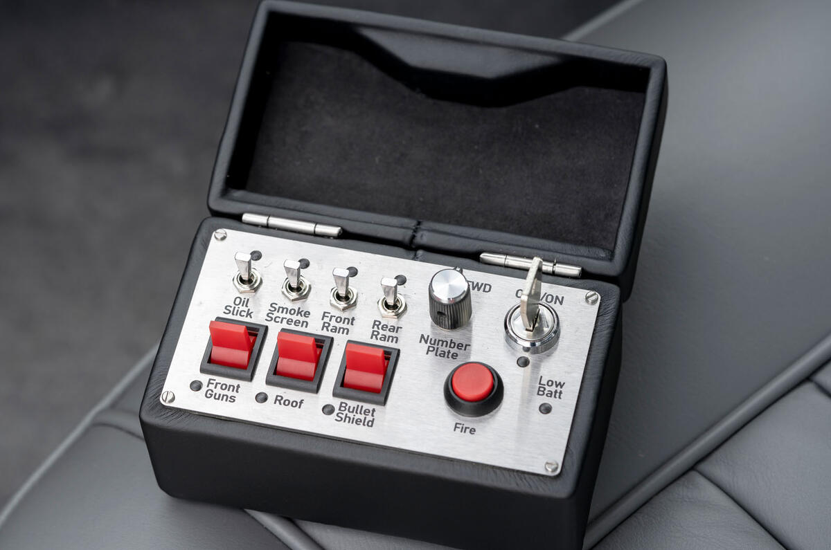 Aston Martin DB5 Goldfinger Continuation controls Aston Martin DB5 Goldfinger Continuation controls