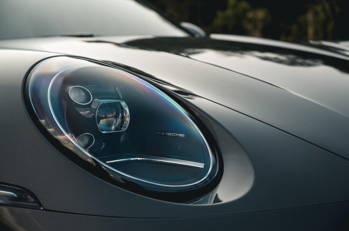 Corvette C8 vs Porsche 911 UK - Porsche headlights Corvette C8 vs Porsche 911 UK - Porsche headlights