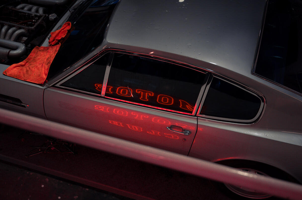 87 Duke of London Autocar visits neon