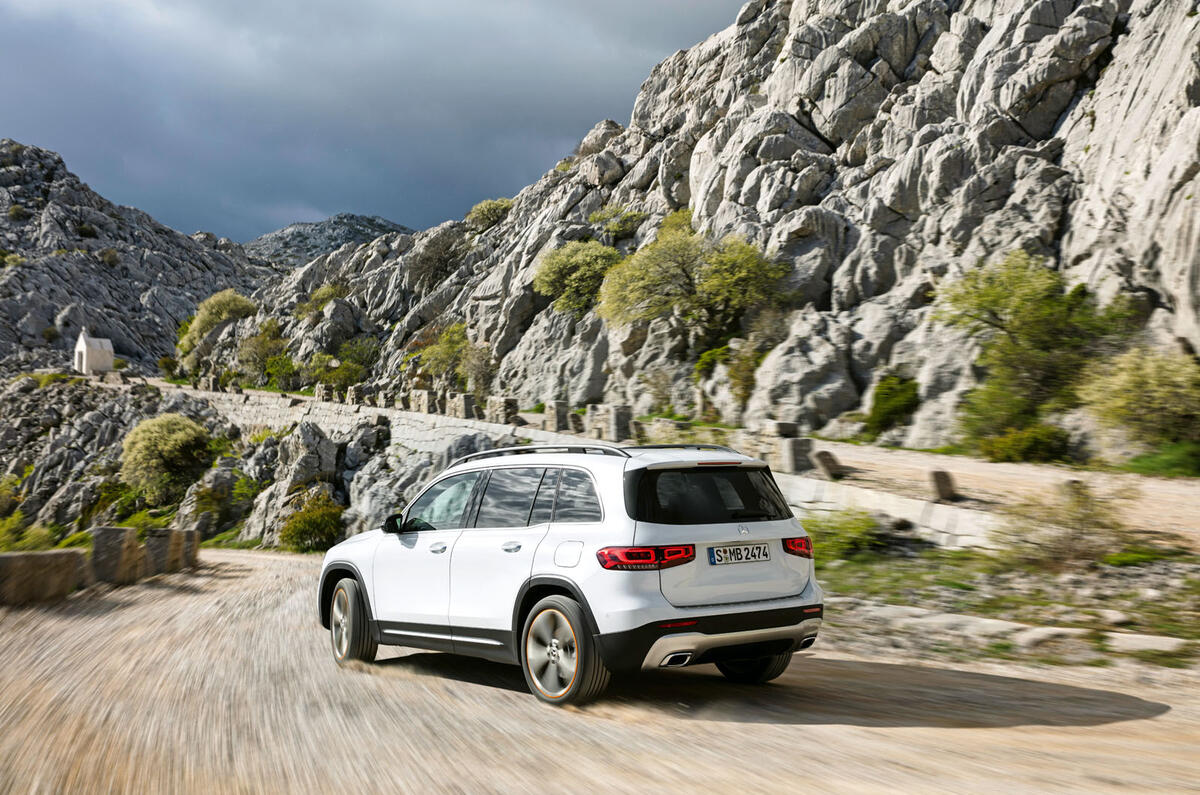 Mercedes-Benz GLB 2019 official reveal - rear dust
