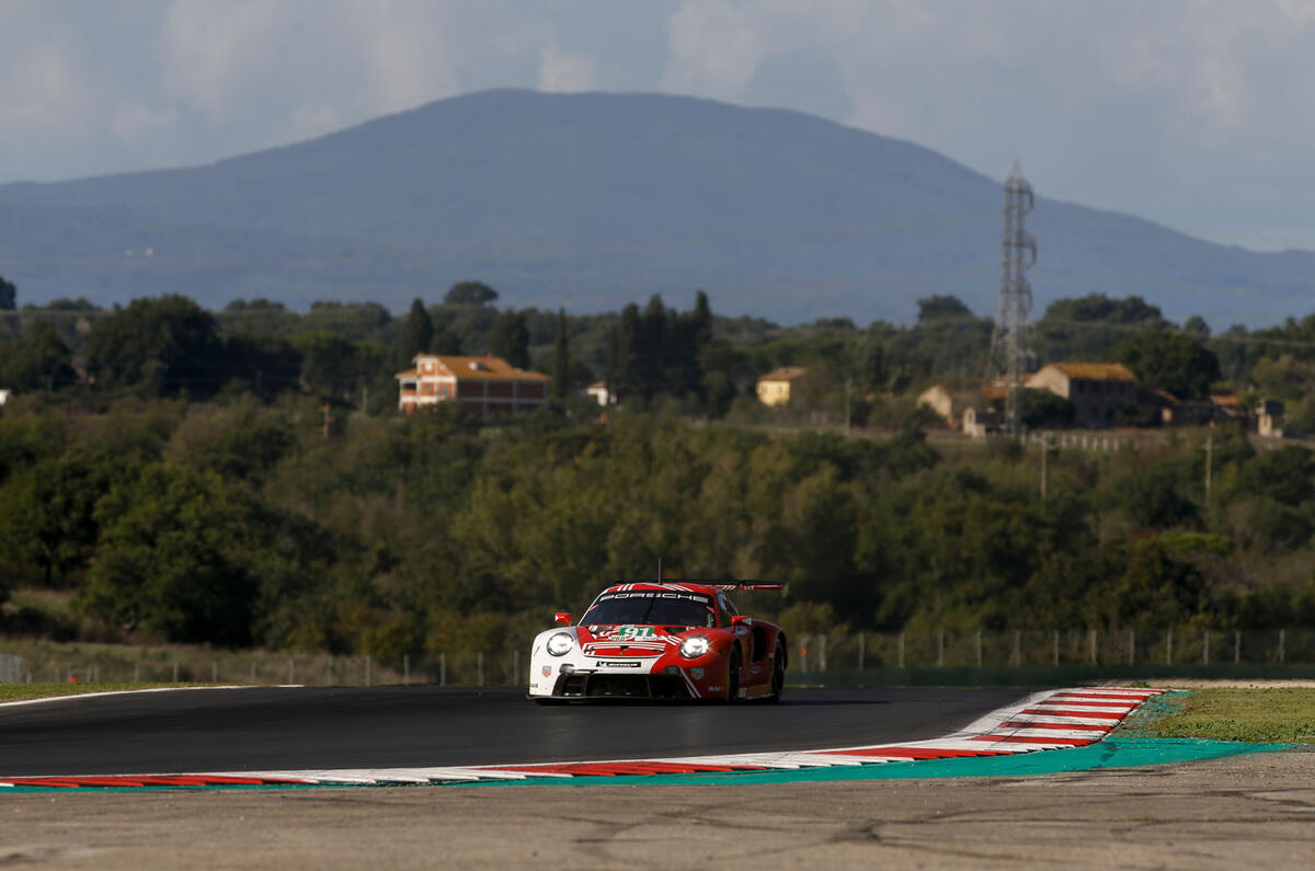 Porsche 911 RSR-19 drive - on track Porsche 911 RSR-19 drive - on track