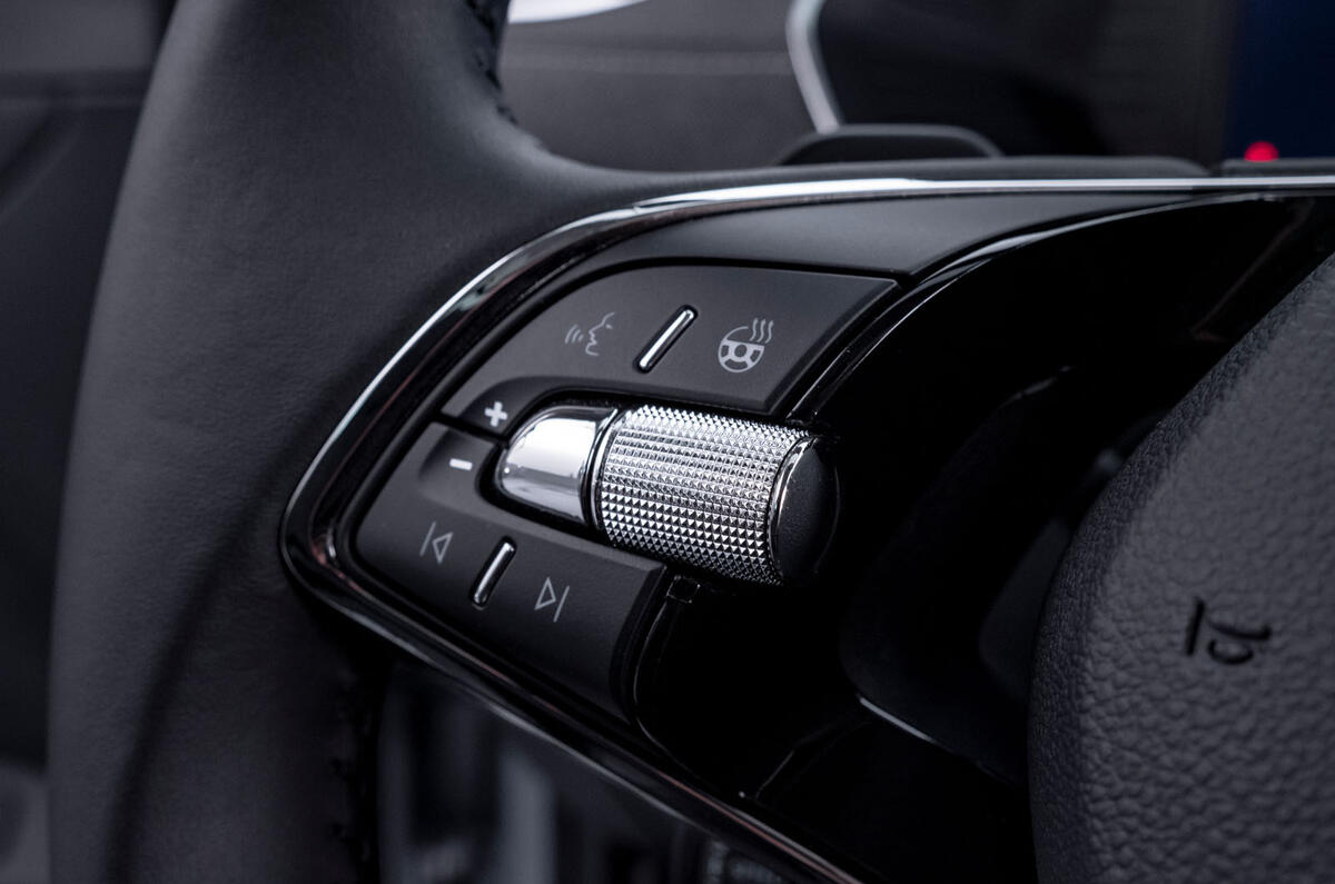 2020 Skoda Octavia official studio - steering wheel controls