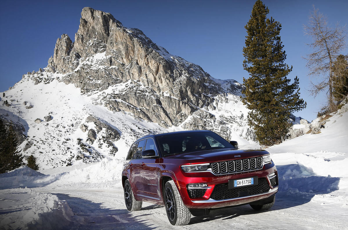 88 Jeep Grand Cherokee 4xe 2022 official images driving snow 88 Jeep Grand Cherokee 4xe 2022 official images driving snow