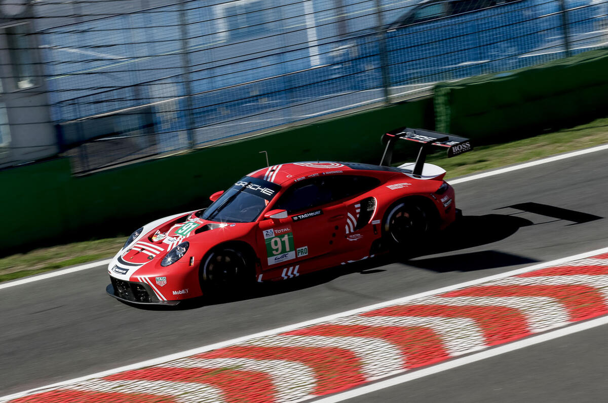 Porsche 911 RSR-19 drive - on track front Porsche 911 RSR-19 drive - on track front
