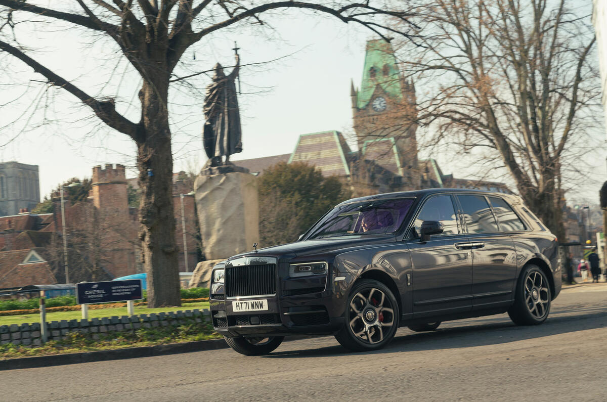 88 rolls royce cullinan black badge panning 88 rolls royce cullinan black badge panning