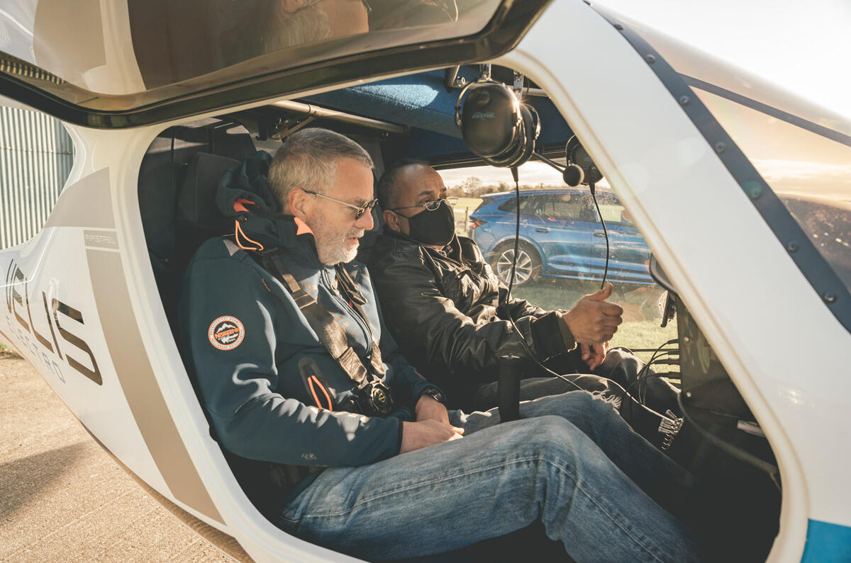 88 Skoda Enyaq vs electric plane 2022 cockpit 88 Skoda Enyaq vs electric plane 2022 cockpit