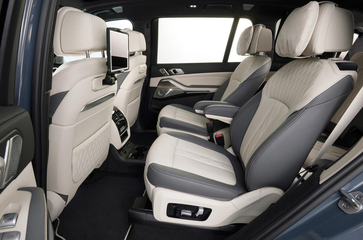 89 BMW X7 2022 facelift official images rear seats 89 BMW X7 2022 facelift official images rear seats