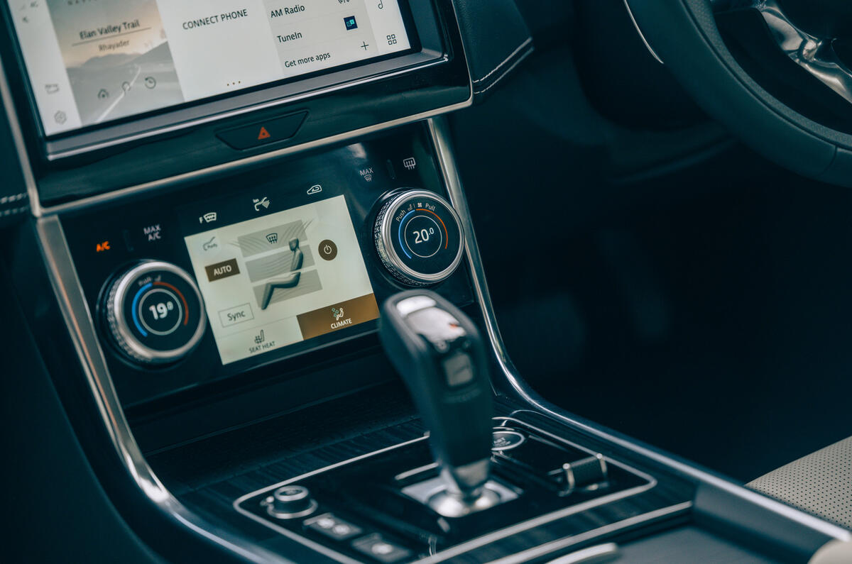 89 Jaguar XE vs M235iGC vs S3 XE gearstick 89 Jaguar XE vs M235iGC vs S3 XE gearstick
