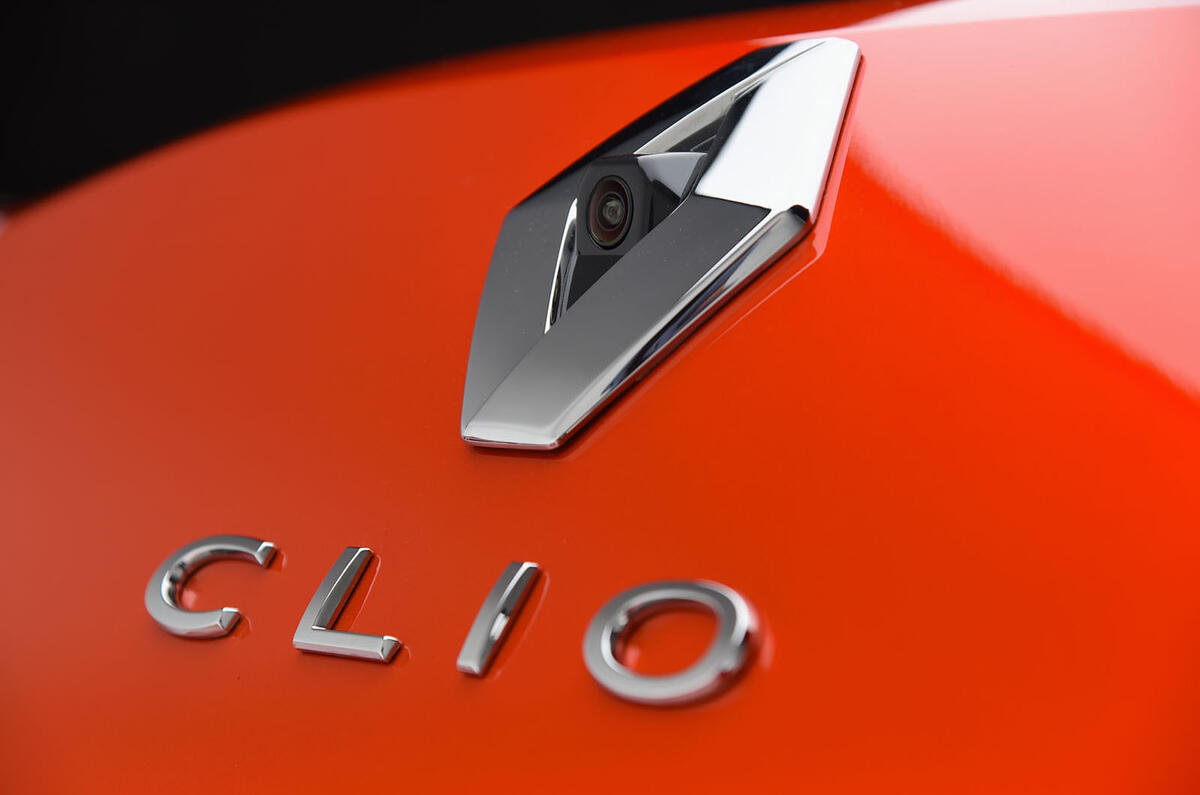 Renault Clio 2019 Autocar studio static - boot badge