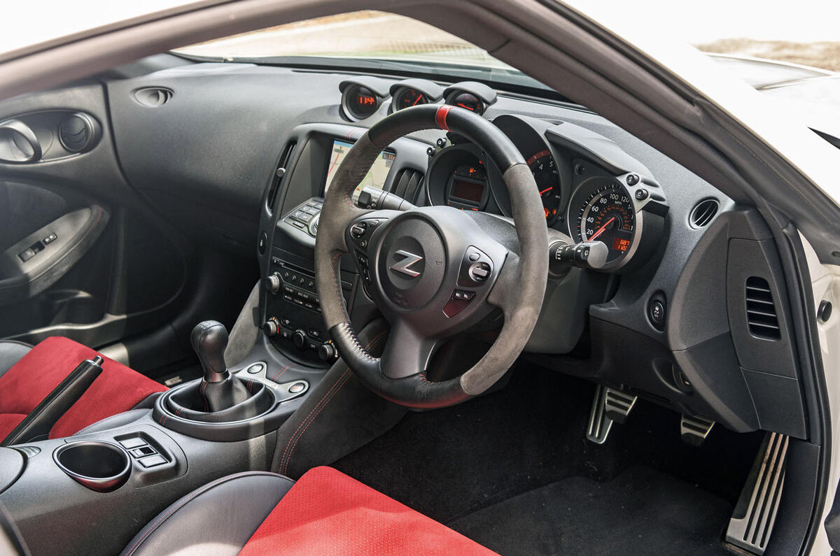 Naturally aspirated group test - Nissan 370Z cabin