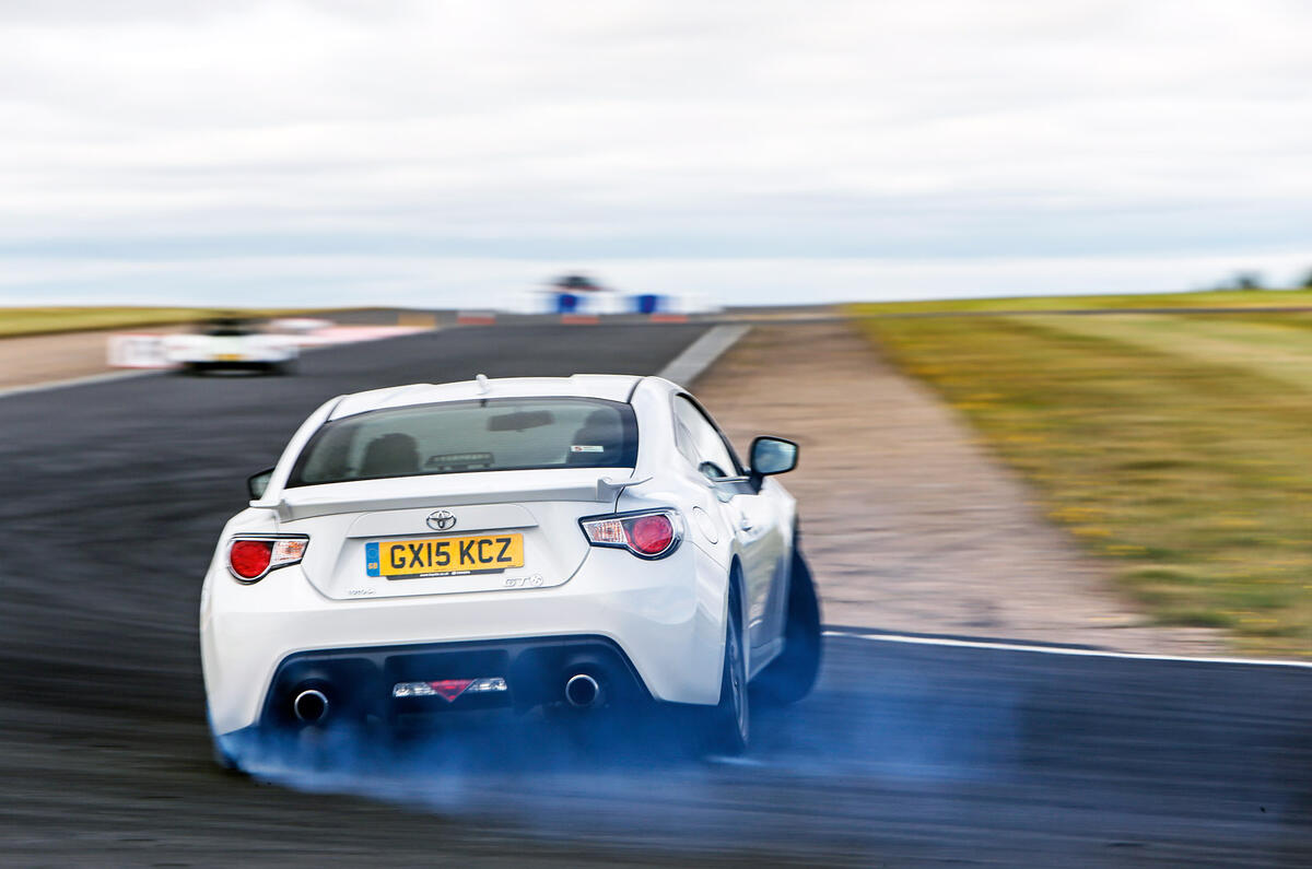 Toyota GT86 2015 - tracking rear