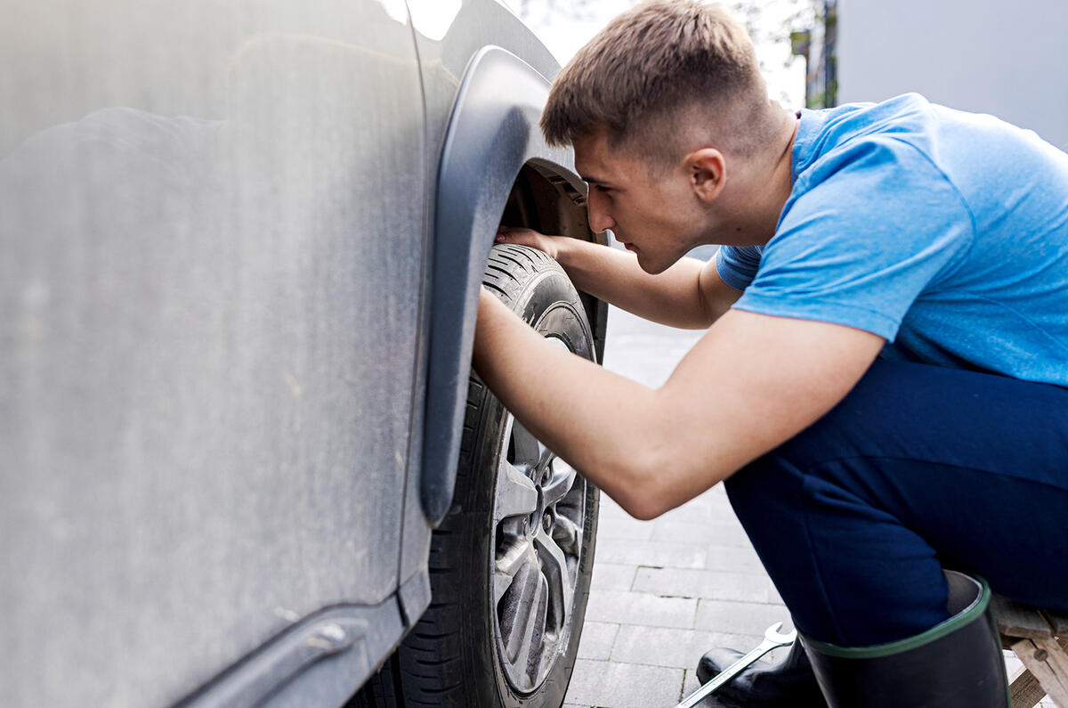 Checking tyres