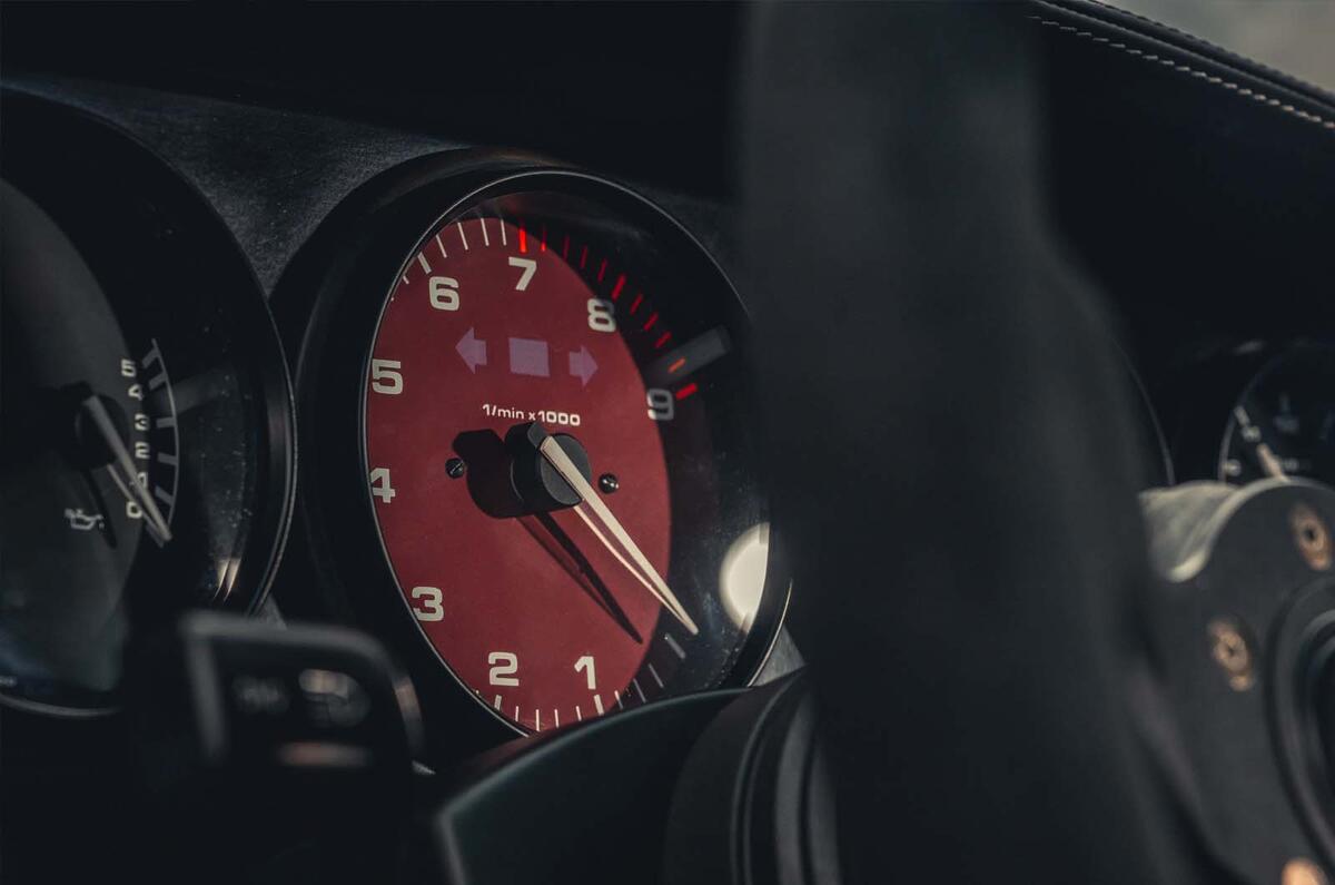 Autoart Porsche 911 993R 2022 cluster detail