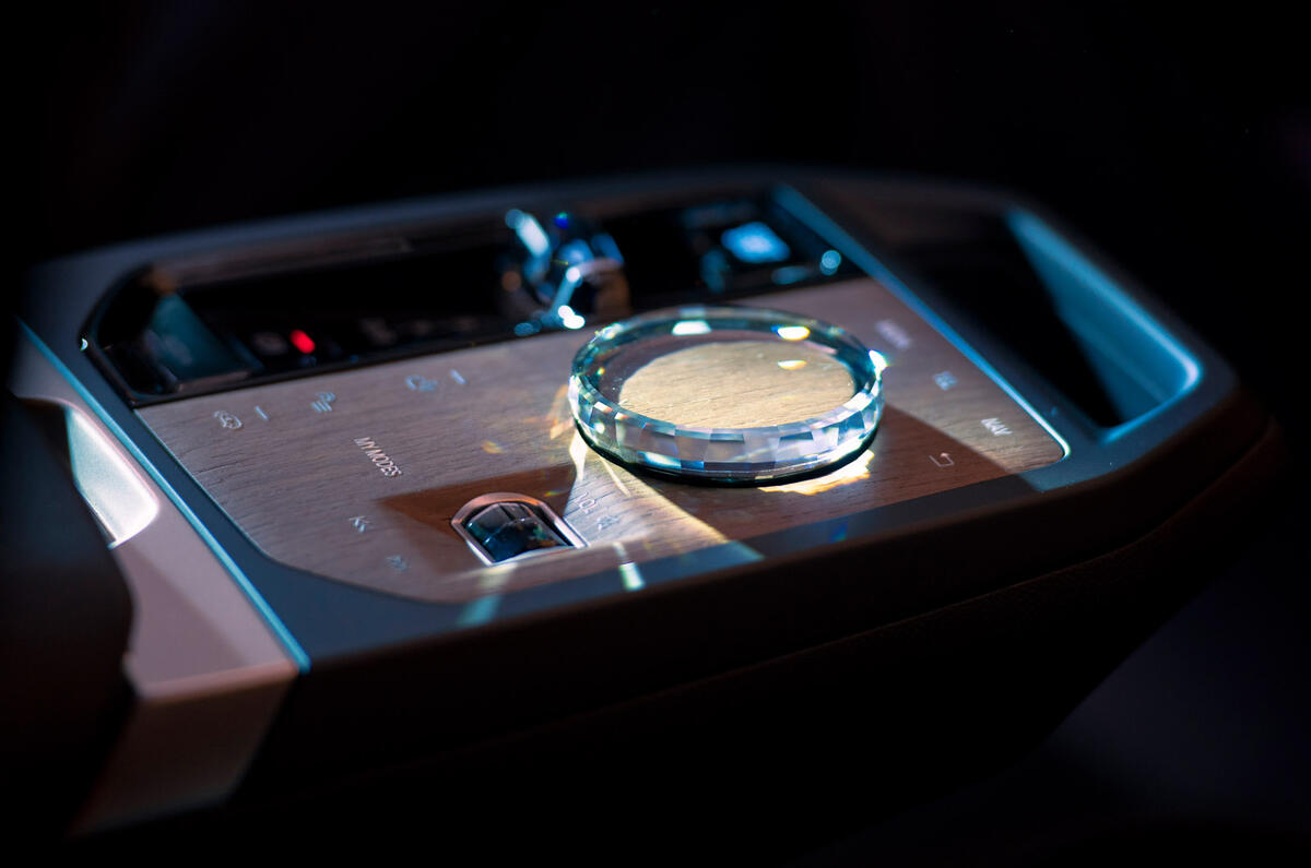 90 BMW i Drive 8th generation official images crystal