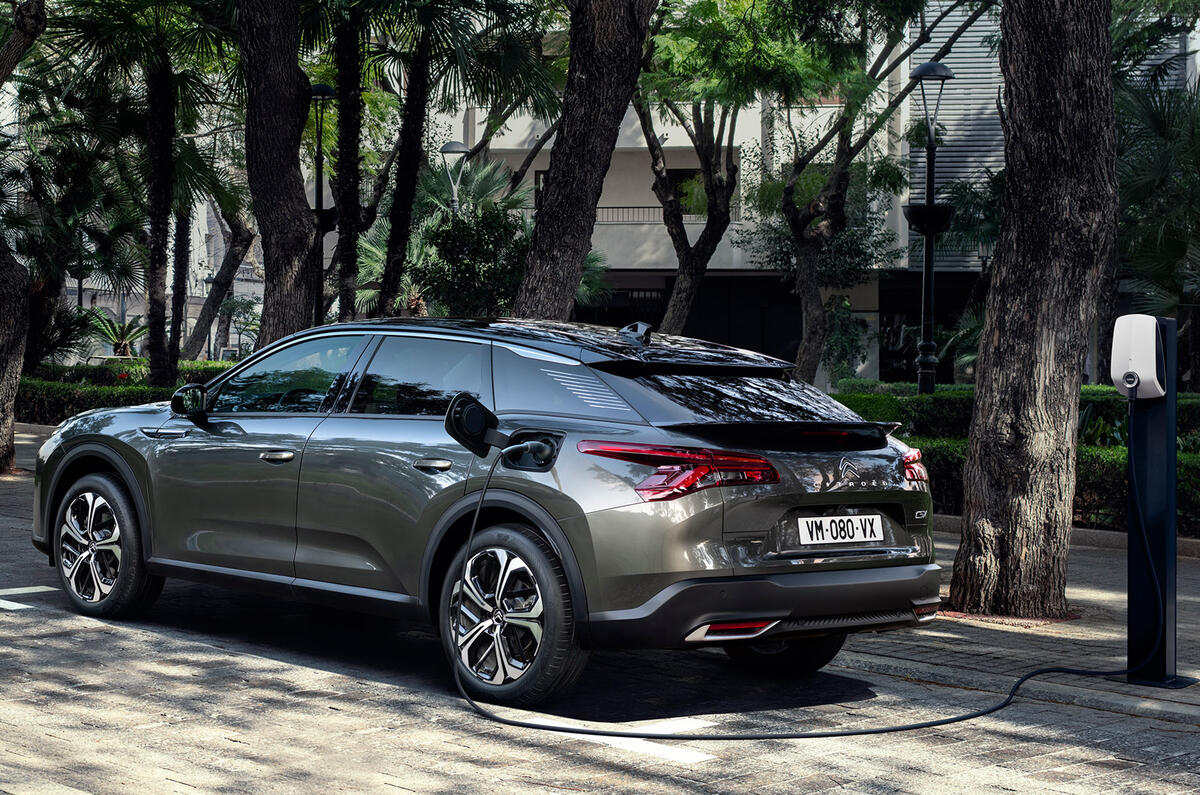 90 Citroen C5X official reveal images charging rear 90 Citroen C5X official reveal images charging rear