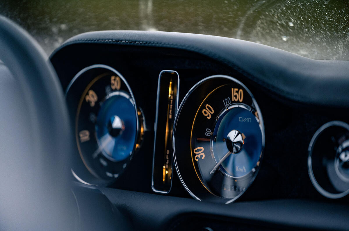 Cyan Volvo P1800 drive - dials Cyan Volvo P1800 drive - dials