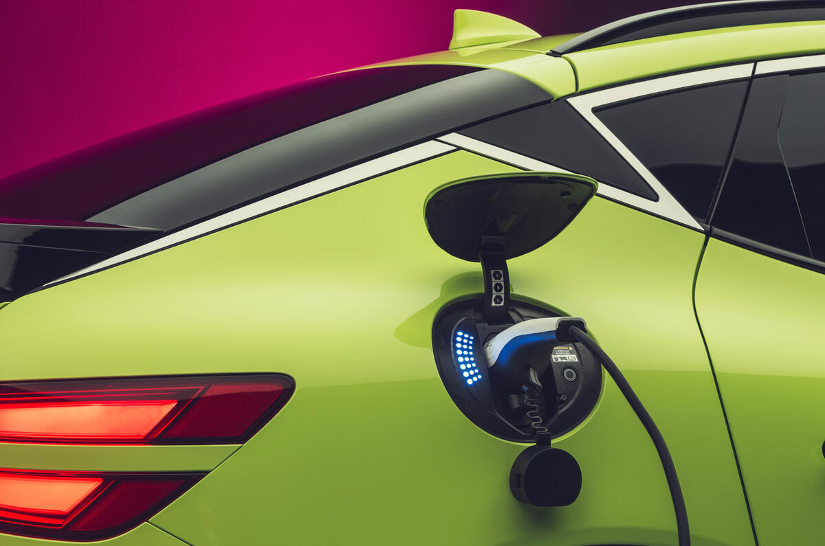 90 Genesis GV60 Autocar studio static charging port