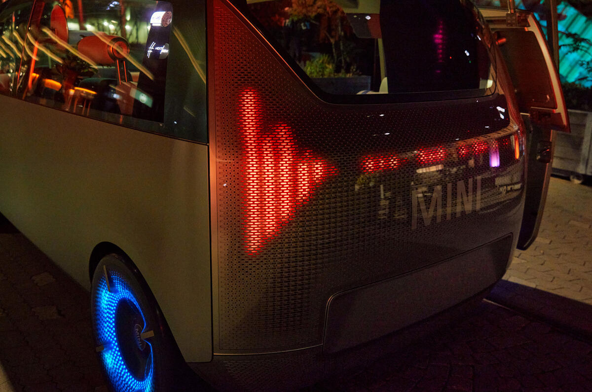 90 Mini Urbanaut 2021 concept proto night rear 90 Mini Urbanaut 2021 concept proto night rear