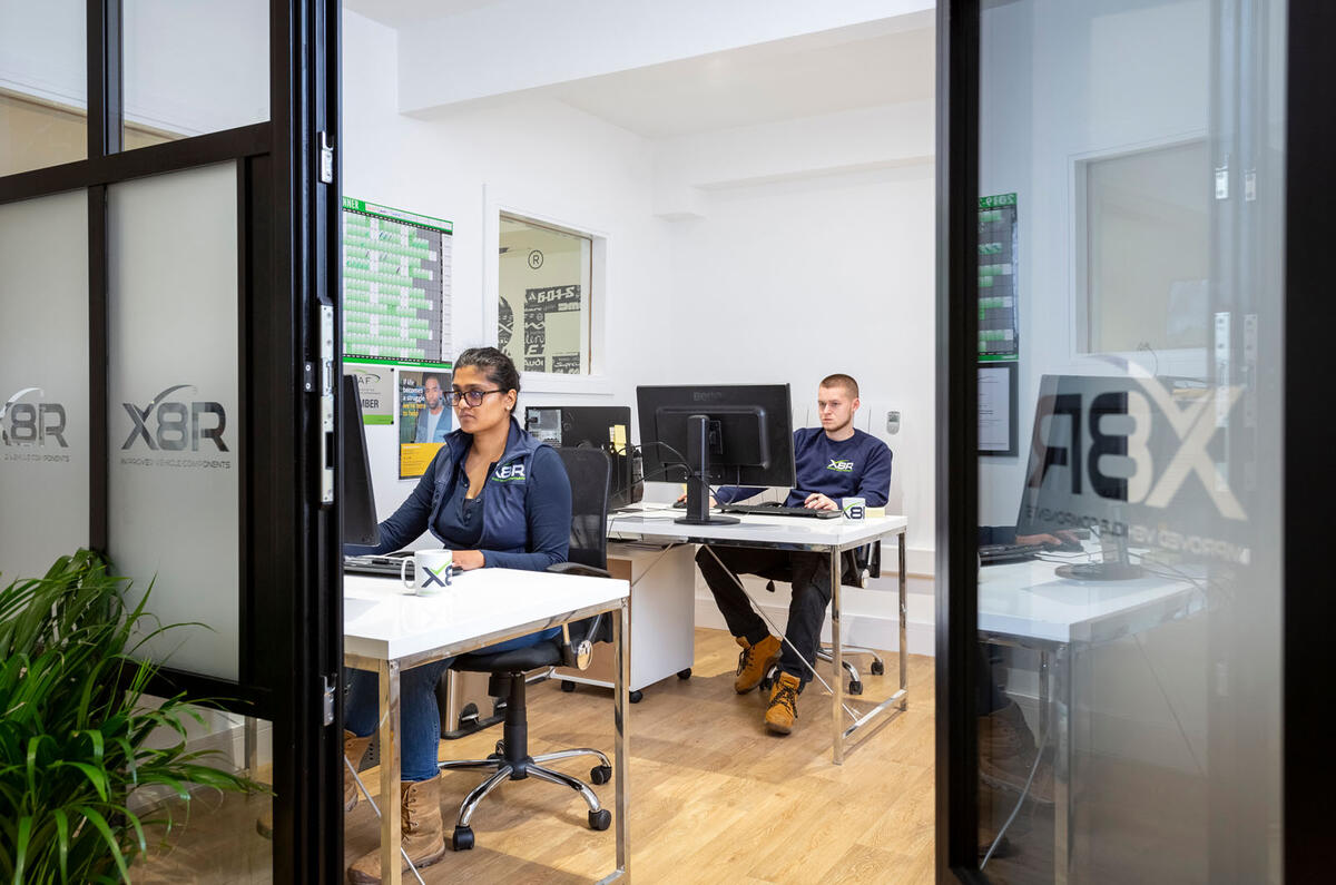 X8R improved vehicle parts - staff