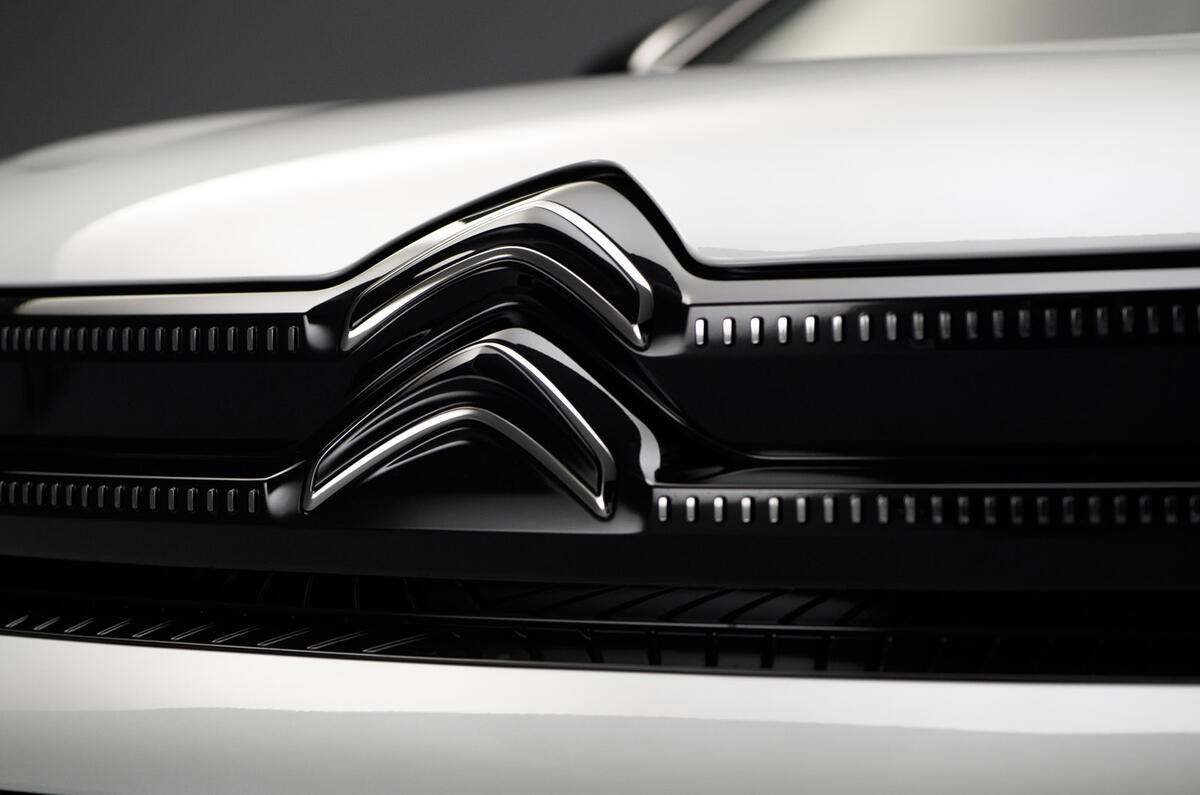 91 Citroen C5 Aircross 2022 facelift official images studio nose badge 91 Citroen C5 Aircross 2022 facelift official images studio nose badge