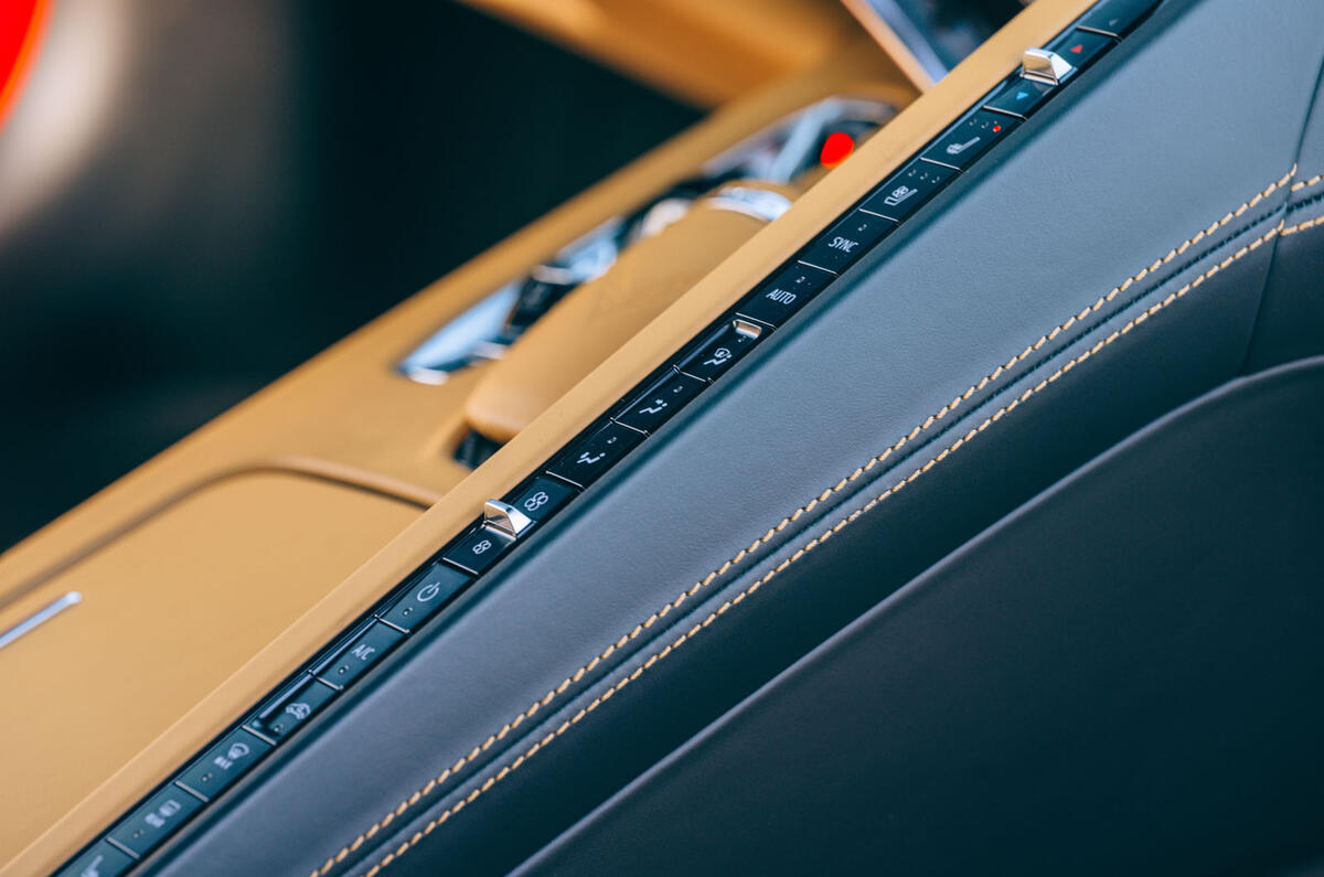 Corvette C8 vs Porsche 911 UK - Corvette centre console Corvette C8 vs Porsche 911 UK - Corvette centre console