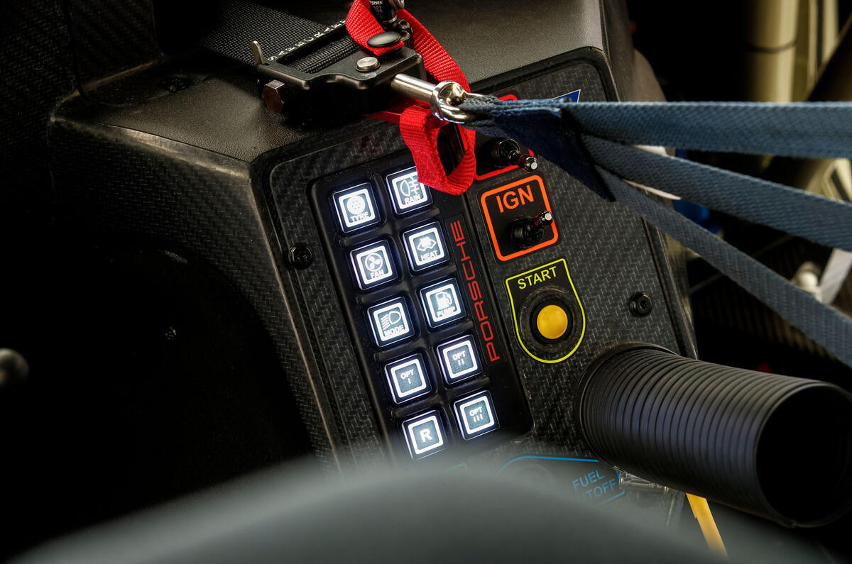 Porsche 911 RSR-19 drive - ignition Porsche 911 RSR-19 drive - ignition