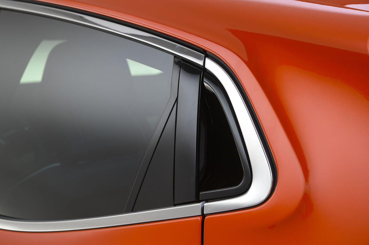 Renault Clio 2019 Autocar studio static - rear window