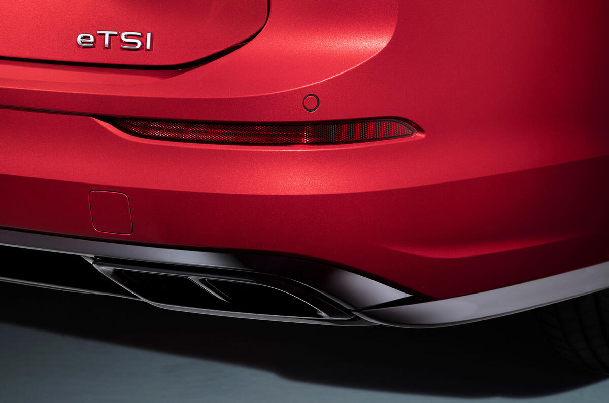 Volkswagen Golf Estate Mk8 studio - exhaust Volkswagen Golf Estate Mk8 studio - exhaust