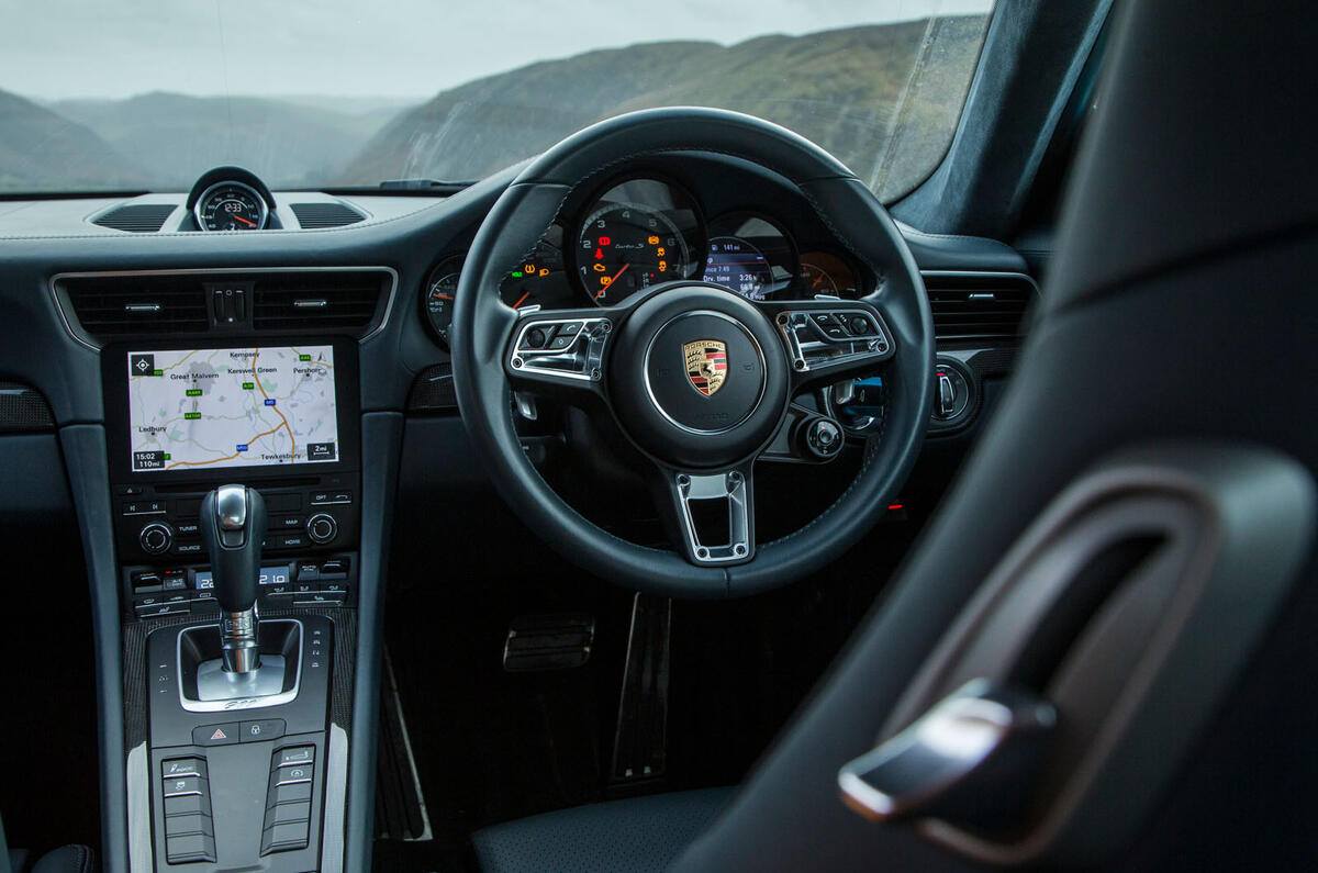 Porsche 911 Turbo S vs Smart Fortwo