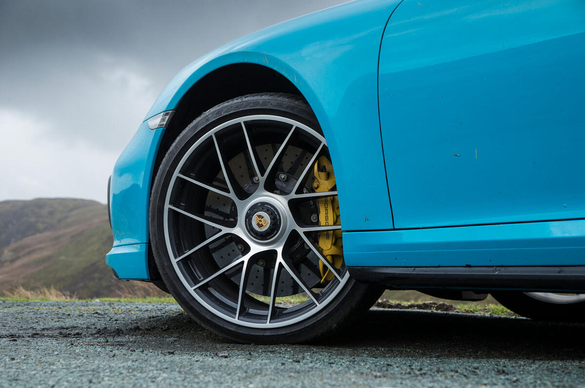 Porsche 911 Turbo S vs Smart Fortwo