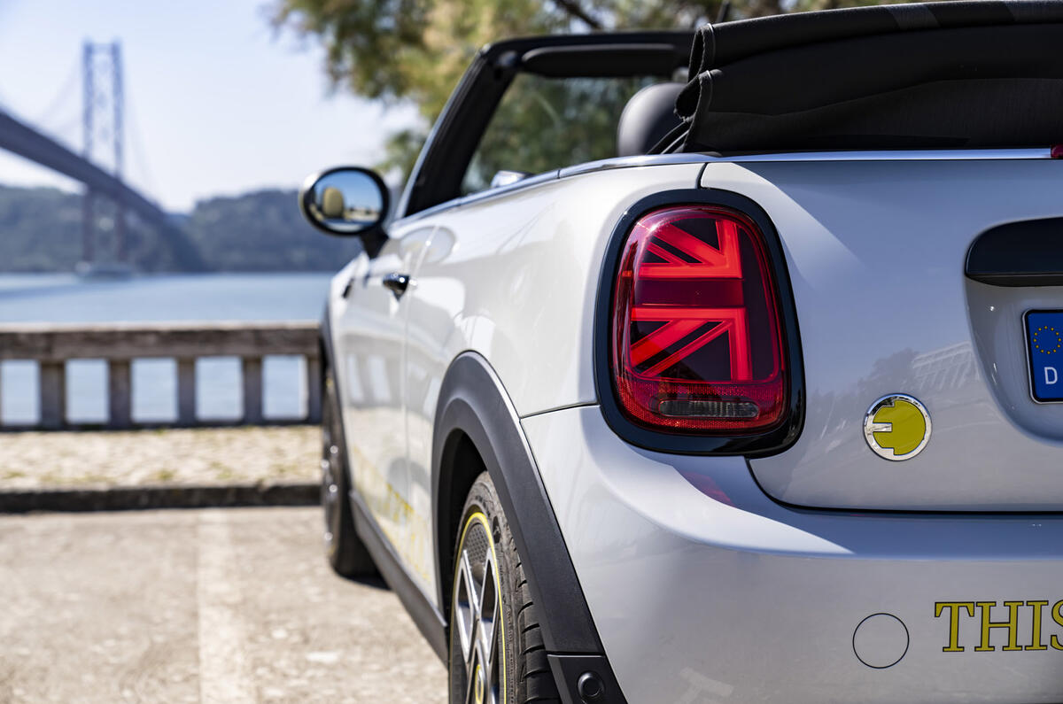 91 new Mini Cooper Convertiblerear lights 91 new Mini Cooper Convertiblerear lights