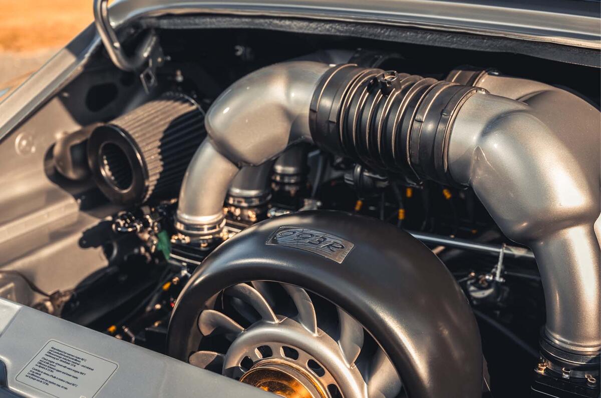 Autoart Porsche 911 993R 2022 engine detail