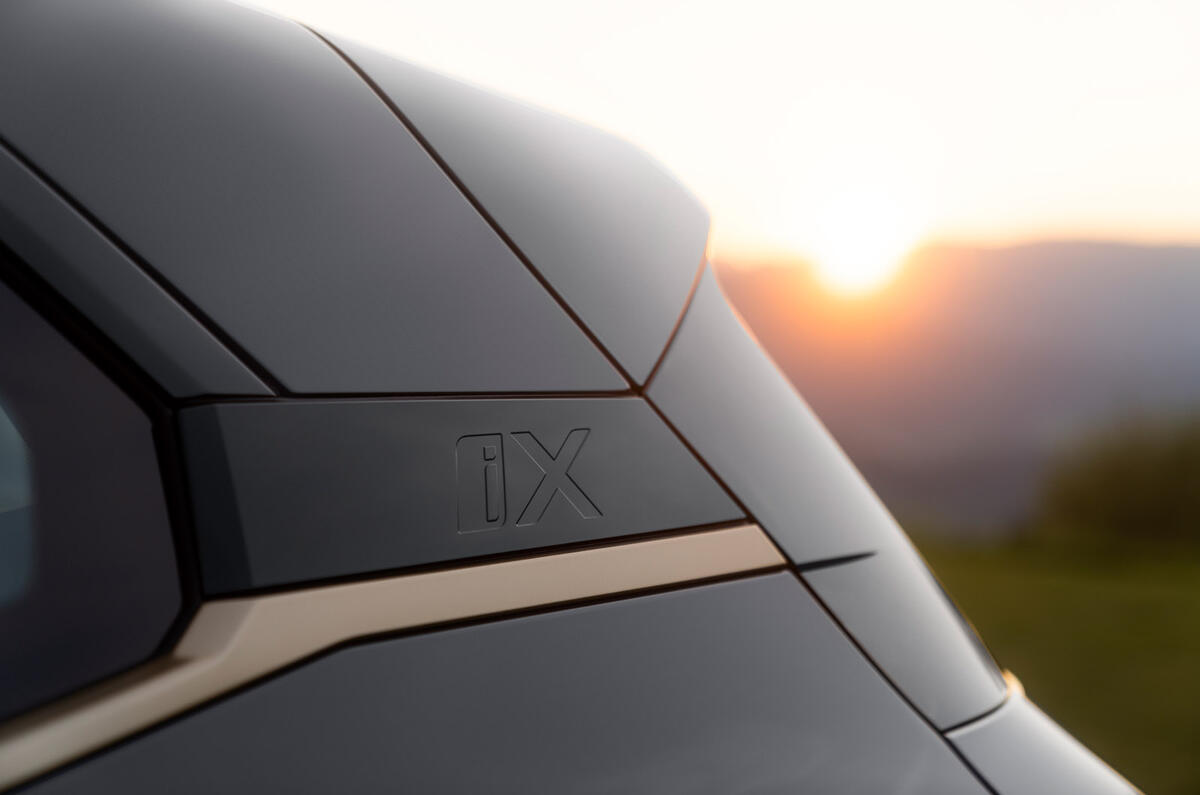 92 BMW iX M60 2022 reveal roofline 92 BMW iX M60 2022 reveal roofline