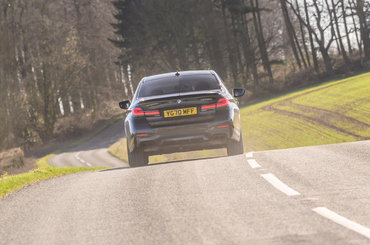 92 bmw m550i vs mercedes amg e53 2021 twin test BMW on road rear 92 bmw m550i vs mercedes amg e53 2021 twin test BMW on road rear