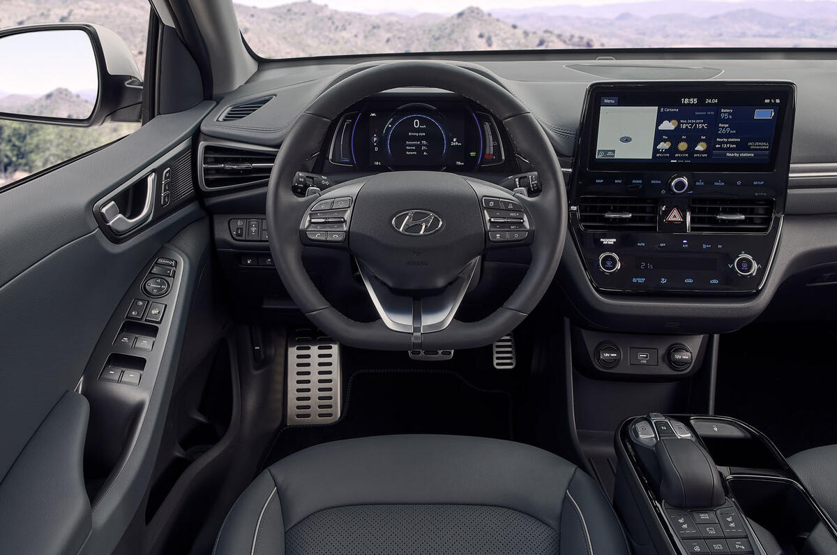 Hyundai Ioniq 2019 facelift official press - dashboard